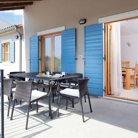 Modern In Baredine With Pool *