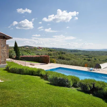 빌라 Modern In Baredine With Pool